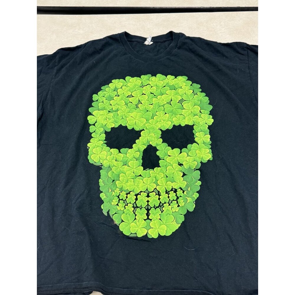 Gildan Mens 2XL Black T-Shirt With Green Clover Skull Graphic